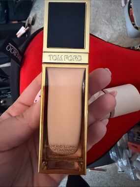 Tom Ford Shade Illuminate Soft Radiance Foundation shade 2.0 buff barely used